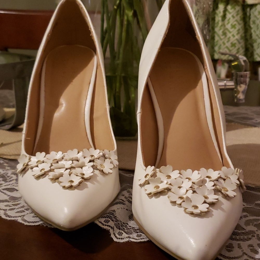Adorable White pumps - Picture 2 of 8